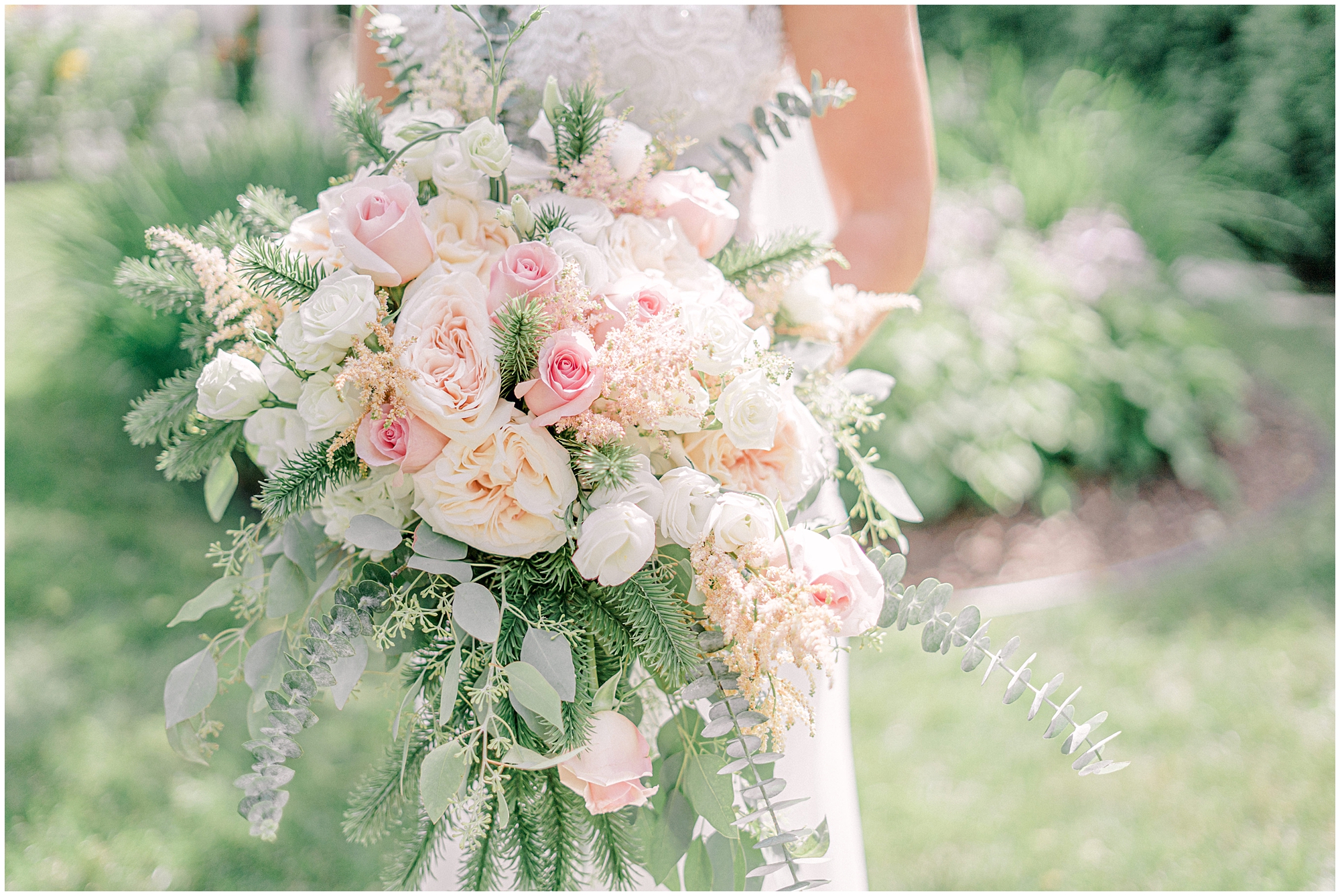 bride hold gorgeous pink and white bouquet